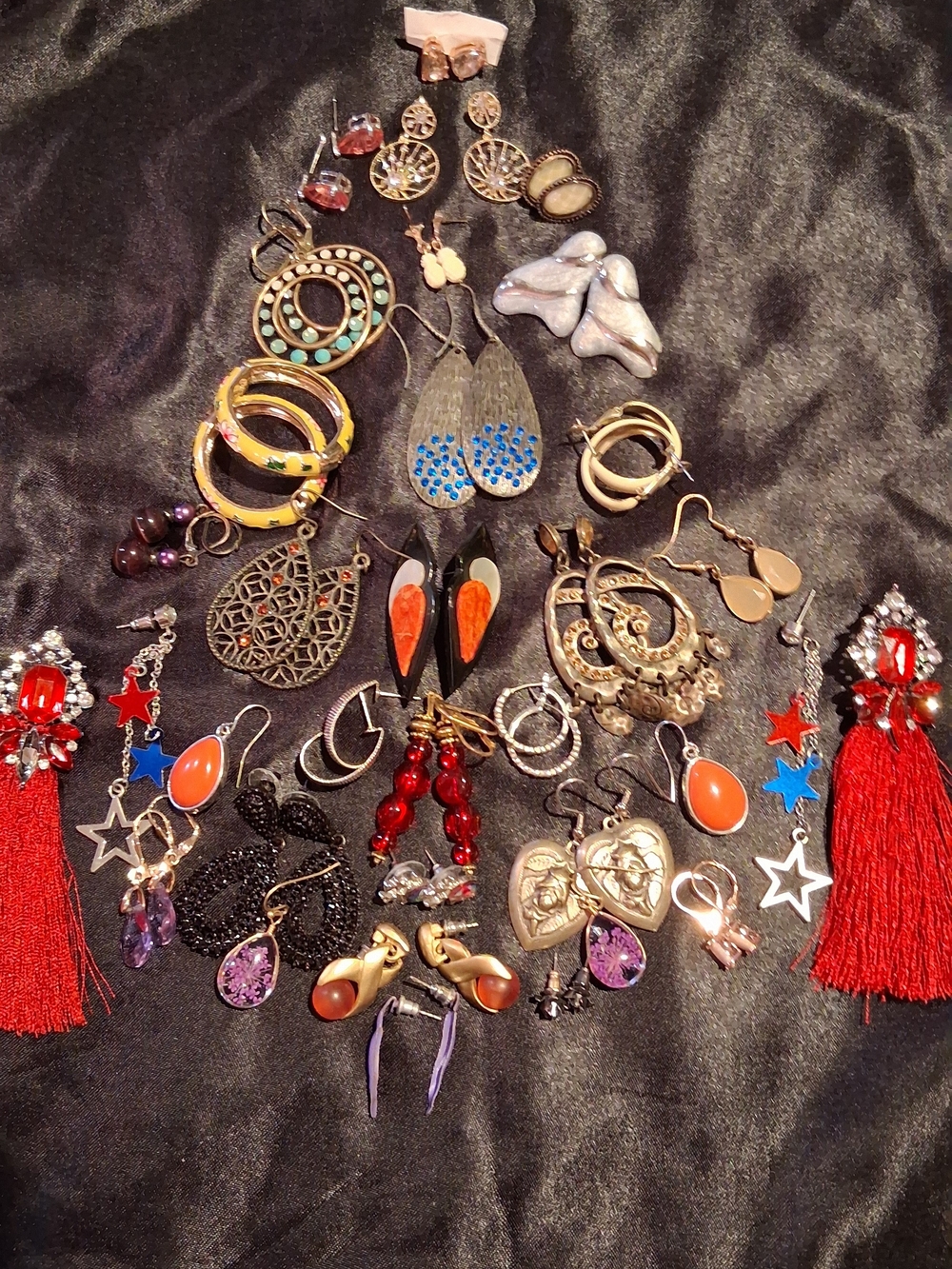 Silk Padded Jewelry Box with 30 Assorted Vintage Earrings - Picture 3 of 10